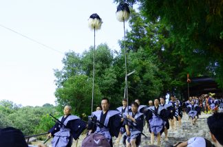 参道の石段を下る武器行列