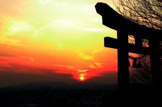 神社の夕暮れ