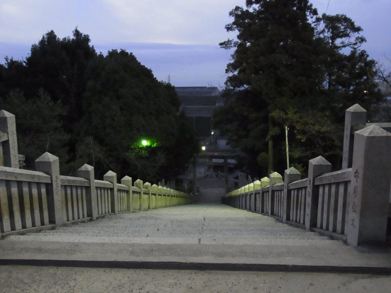 早朝の表参道石段