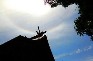 神社と彩雲