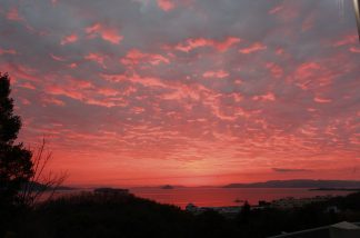 空も海も真っ赤に染まる