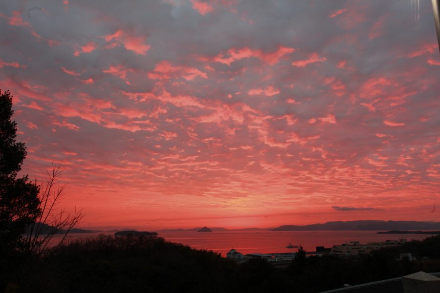 空も海も真っ赤に染まる