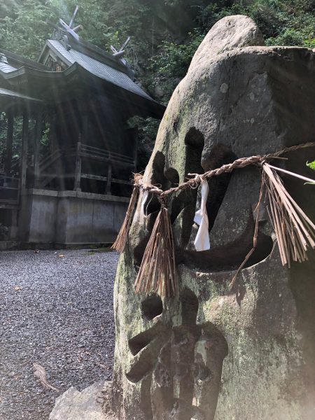 地神と社殿