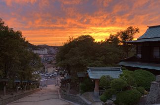 参道と夕焼け