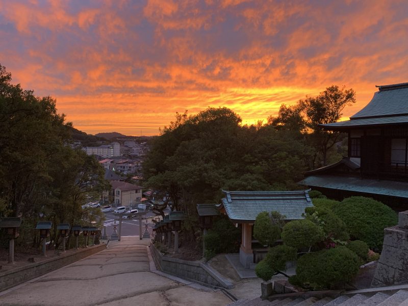 参道と夕焼け